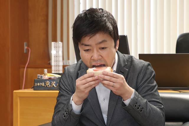 フルーツサンドにかぶりつく滝沢市長