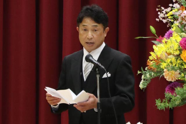 式辞を述べる佐藤校長