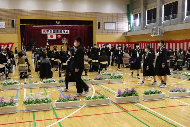 退場する卒業生
