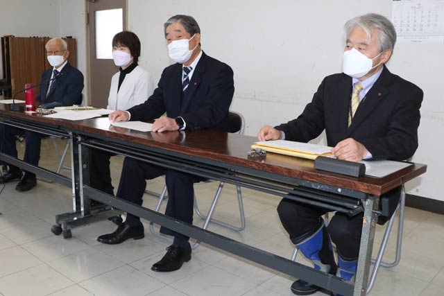 記者会見する日本共産党三条市委員会