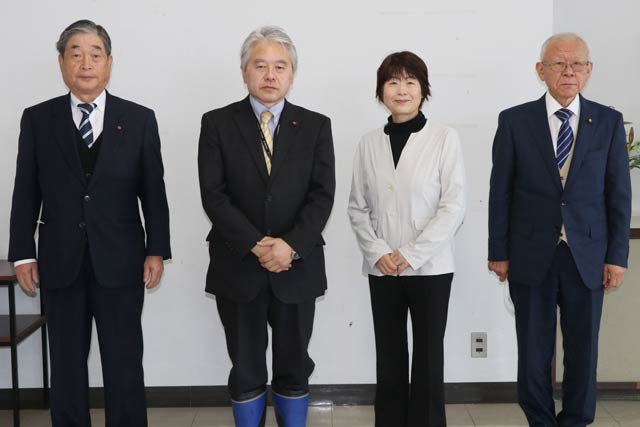 左から三条市議選に立候補する現職の坂井氏と小林氏、元職の武藤氏、引退する現職の西沢氏