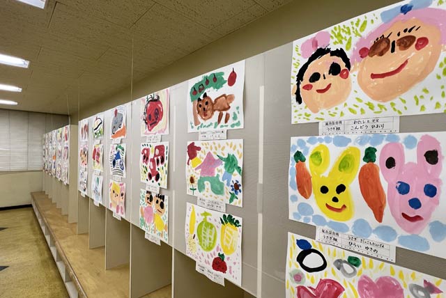 三条パール金属スタジアムで開かれている「園児絵画展」
