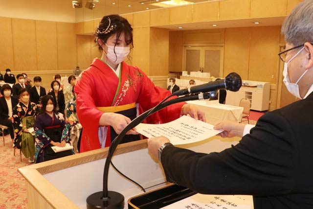 卒業式で水野学院長から卒業書を受ける卒業生