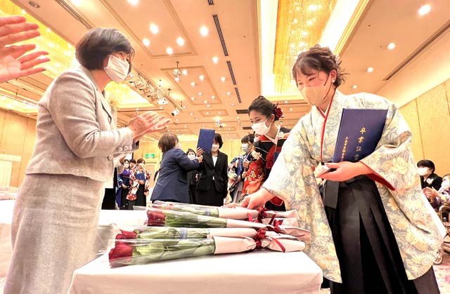 花を受けて退場する卒業生