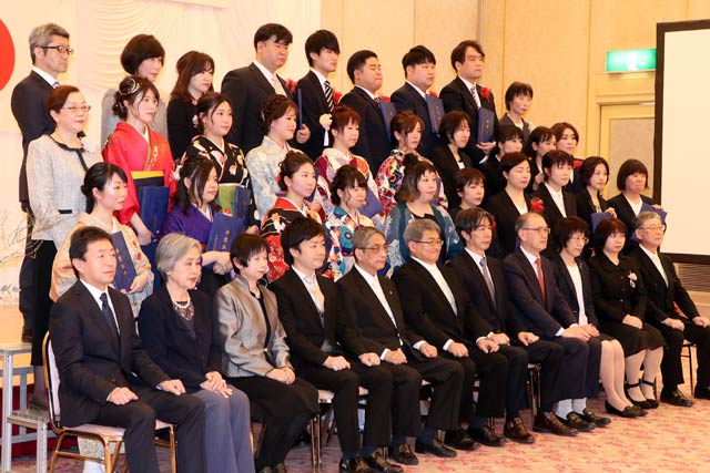 卒業式後の記念撮影