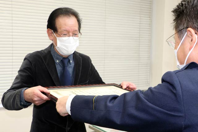 丸山署長から感謝状を受ける五十嵐さん
