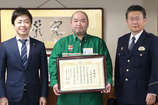 左から滝沢三条市長、セブン-イレブン中越栄町店マネジャー長野さん、丸山三条署長