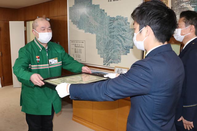 感謝状を受ける長野さん