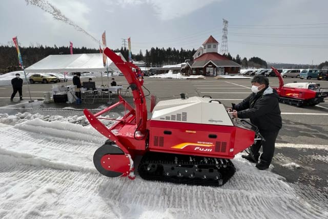 「道の駅 漢学の里」で開かれている「残雪スノーロータリーフェア2022」