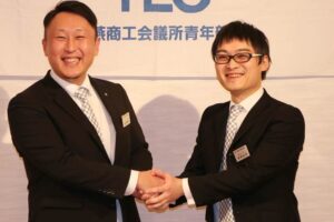 来年度会長に決まった関藤さん(右)と現会長の鈴木さん(左)