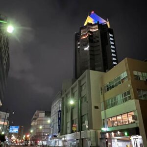 ウクライナの国旗の色にライトアップされたNEXT21