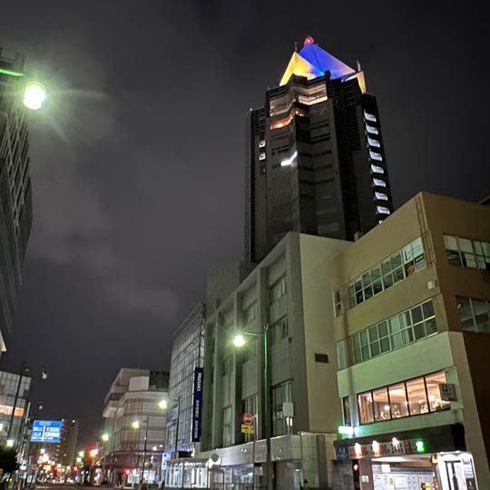 ウクライナの国旗の色にライトアップされたNEXT21