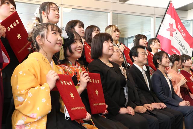 三条看護・医療・歯科衛生専門学校第1回卒業式で卒業生の記念写真