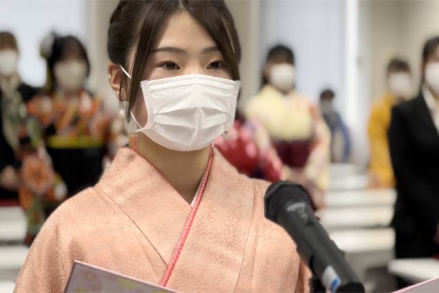 卒業生代表であいさつする河村さん
