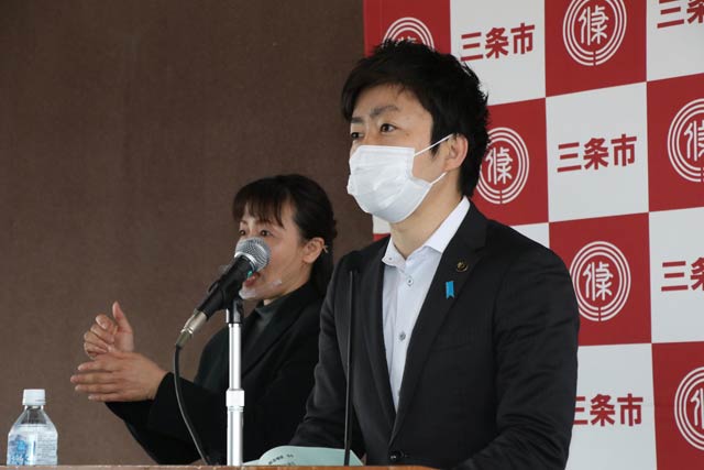 記者会見する滝沢市長