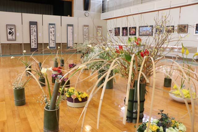 三条市農村環境改善センターで開かれている第25回文団協栄支部総合美術展