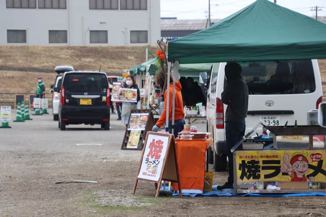 三条防災ステーションで開かれているドライブスルーの三条マルシェ
