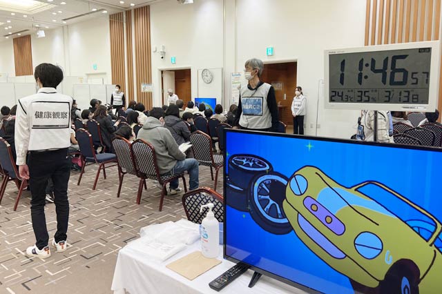 待ち時間にアニメを上映