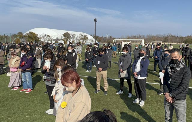午後2時46分に黙とうをささげる来場者