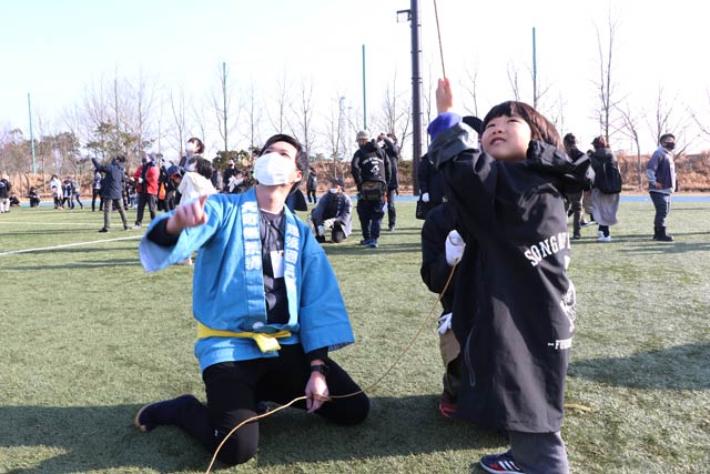 子どもたちも大凧あげを体感
