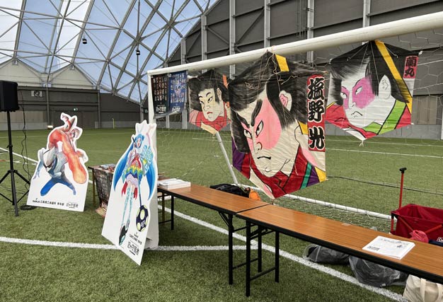 イベントのフェス会場に展示された三条の六角凧