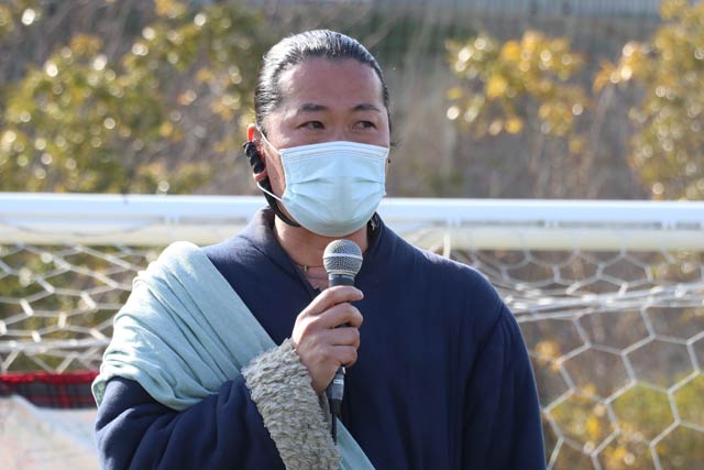 あいさつする廣末代表理事