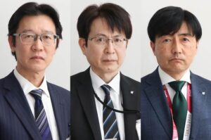 左から新所属で杉本俊哉総務部主幹、原田幸治健康福祉部長、筆頭理事に就く遠藤一真総務部長
