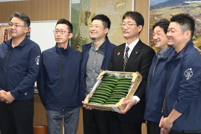 もとまちきゅうりの寄付目録を贈ったる本町そ菜出荷組合の組合員と鈴木市長