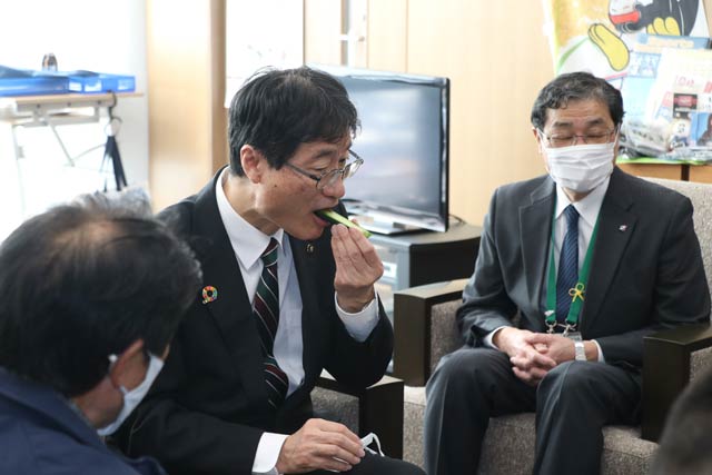もとまちきゅうりを味わう鈴木市長