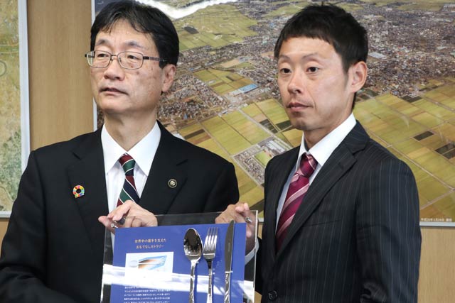 鈴木市長(左)と永田選手