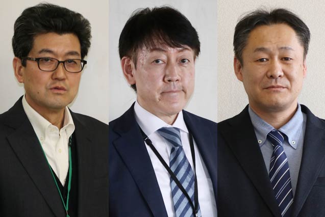 左から異動後の職名で上原勝善市民部長、片野義孝経済部長、三巻正志建設部長