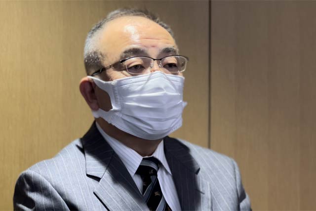 記者の質問に答える吉澤委員長