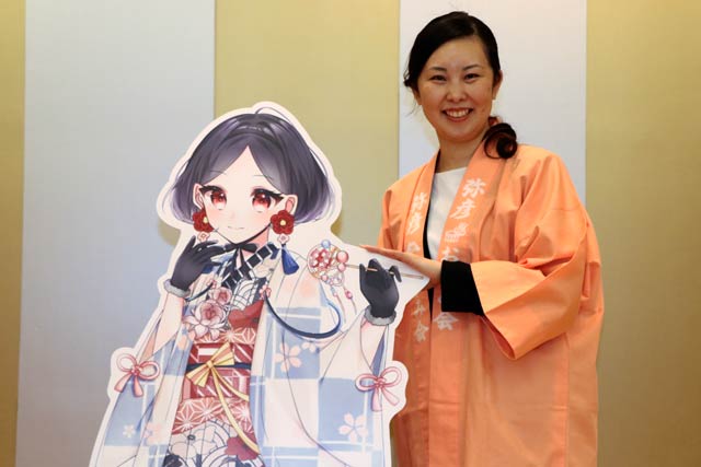 弥彦おかみ会代表の白崎陽子さんと「四季の宿 みのや」のキャラクター「火ノ宮 茜」