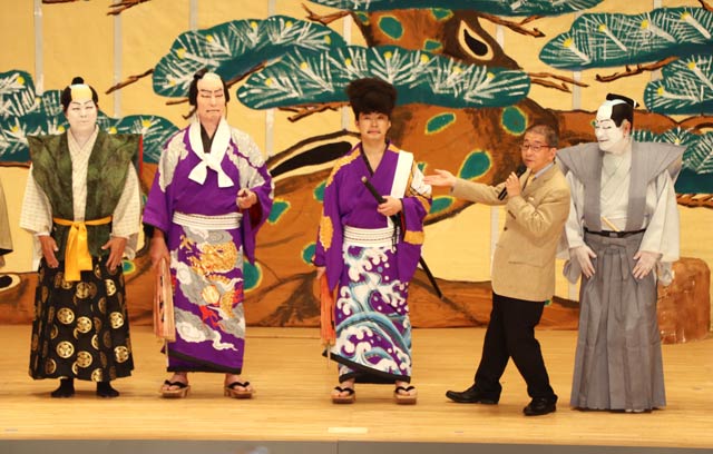 三条市指定文化財中浦歌舞伎関係資料指定記念イベント「地歌舞伎を知る・観る・楽しむ」で中央が滝沢三条市長