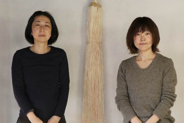 カラムシの繊維を間に「渡し舟」の舟木さん(左)と渡辺さん