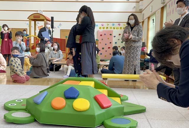 寄付した幼児用滑り台のお披露目