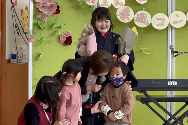 子どもたちから花束を受けるひらりさん