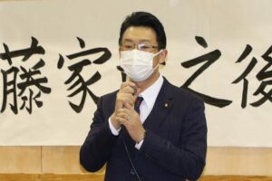 後援会の決起集会で決意表明を行う藤家氏