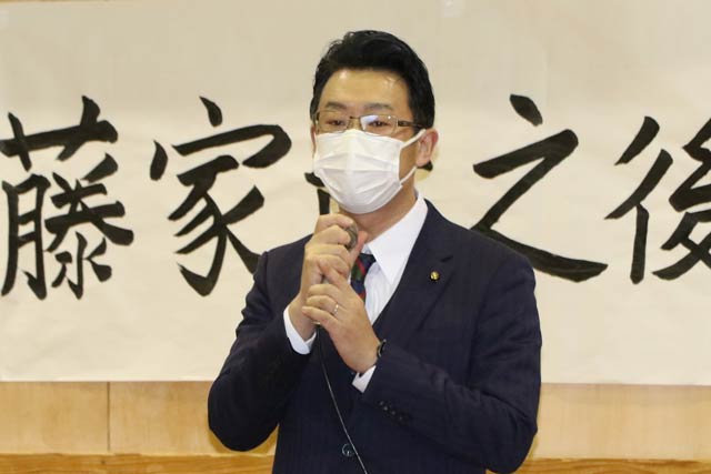 後援会の決起集会で決意表明を行う藤家氏