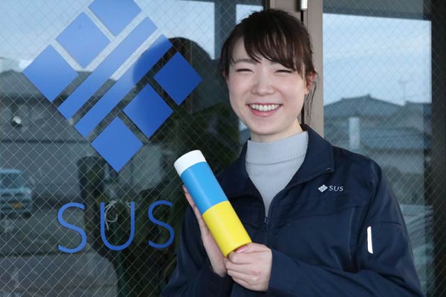 ウクライナカラーのチャリティーボトルを手に澁木社長