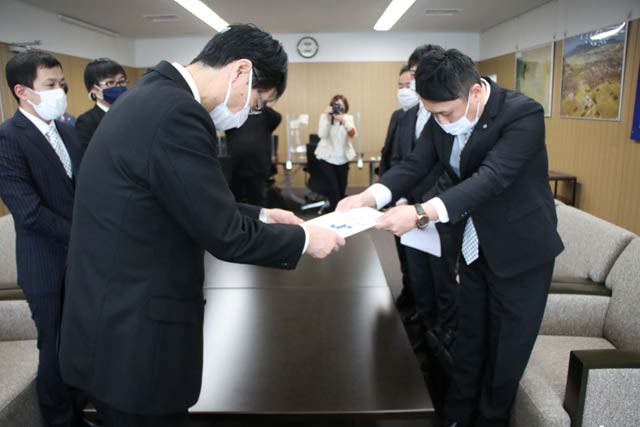 鈴木燕市長に「燕市をよりよい街にするための未来への政策提言書」を手渡す燕商工会議所青年部の鈴木会長