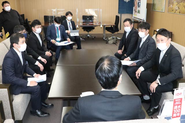 鈴木燕市長に「燕市をよりよい街にするための未来への政策提言書」を手渡す燕商工会議所青年部の鈴木会長