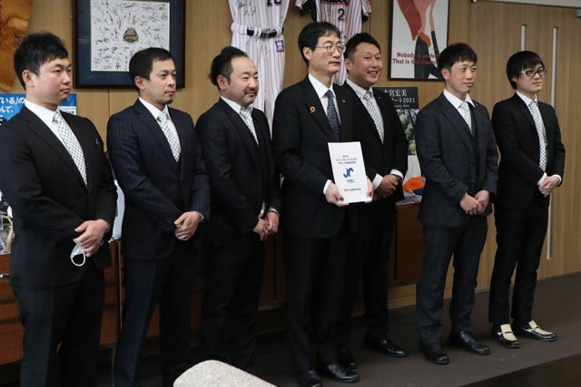 来庁した燕商工会議所メンバーと鈴木市長