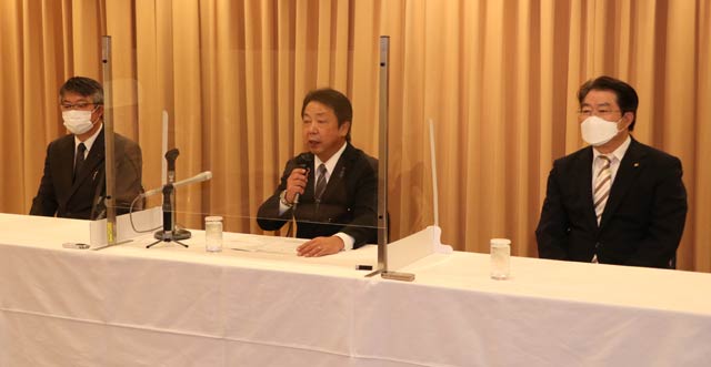 左から中山市議、堀氏、田沢市議