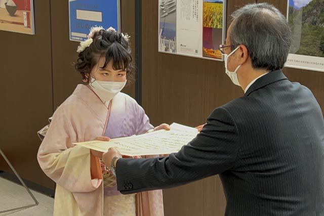 花角県知事から知事表彰を受ける佐藤ひらりさん