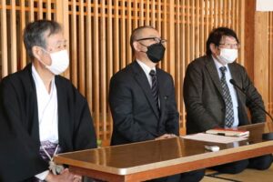 左から八幡宮・藤崎宮司、200周年記念事業実行委員会・相場委員長、三条祭り祭典委員会・吉井委員長