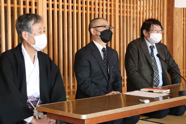 左から八幡宮・藤崎宮司、200周年記念事業実行委員会・相場委員長、三条祭り祭典委員会・吉井委員長