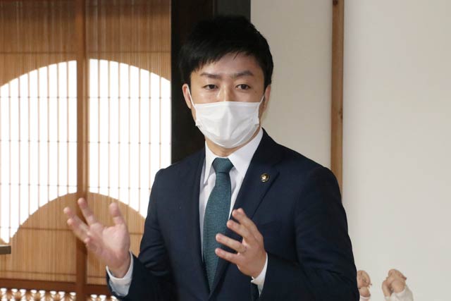 滝沢亮三条市長