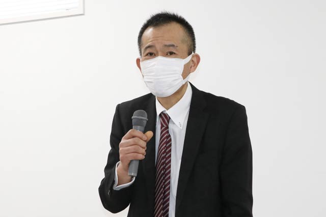 燕市長選出馬で記者会見する更科晃氏