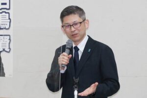 活動報告を行う白鳥氏